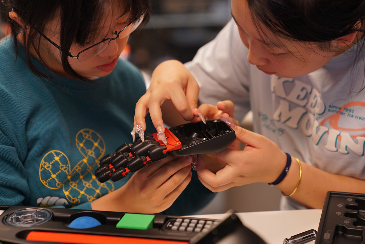 Build and Code with NeuroMaker Hand 2.0 NeuroMaker Hand 2.0 with BioSensor Kit for STEM learning